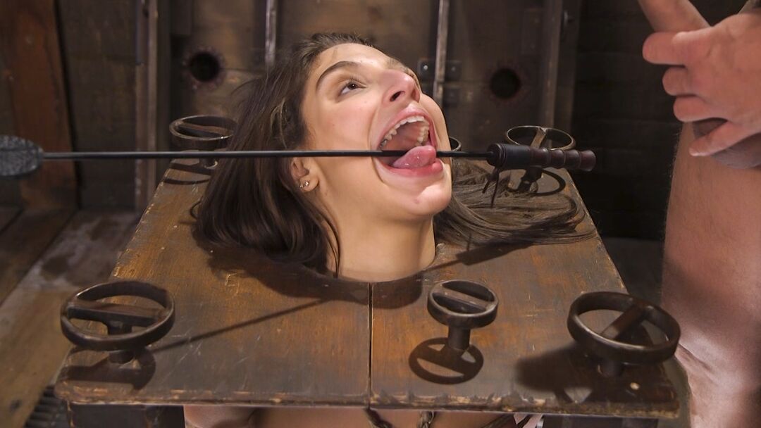 18P A encantadora adolescente Abella Danger é rudemente torturada