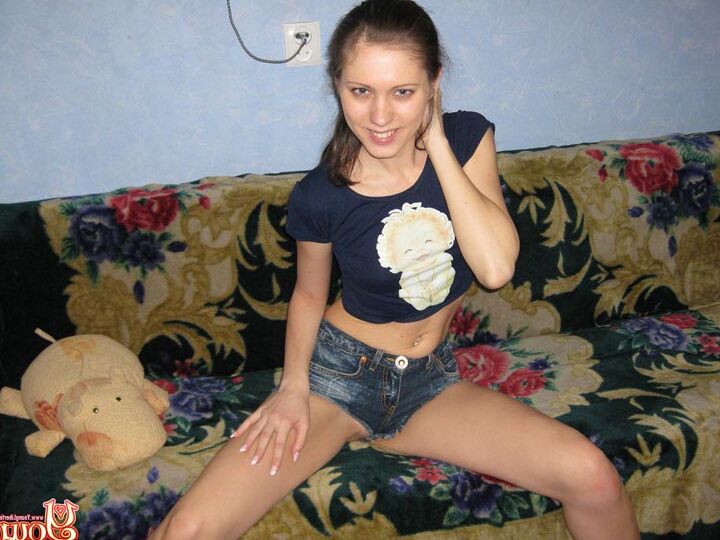 16P Bela adolescente chupa o pau do namorado antes de foder em um chesterfield