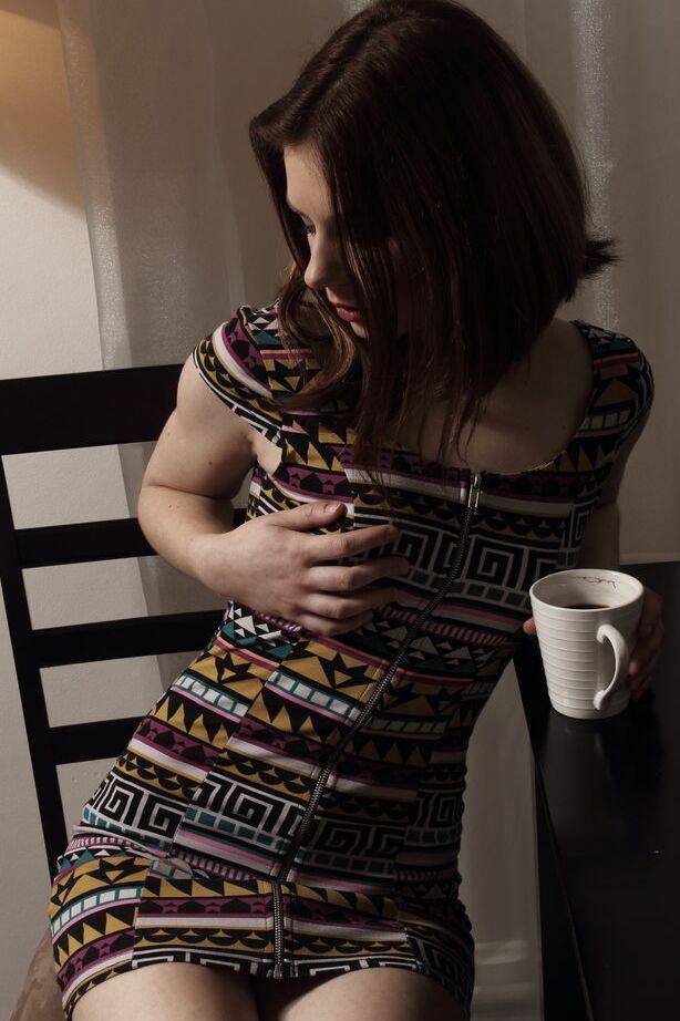 16P La jeune rousse Ulla B serre ses seins avant de se doigter sur une chaise