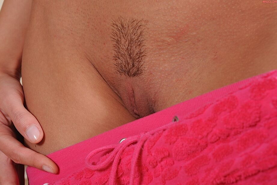16P Morena amateur se quita los shorts rosas mientras se desnuda
