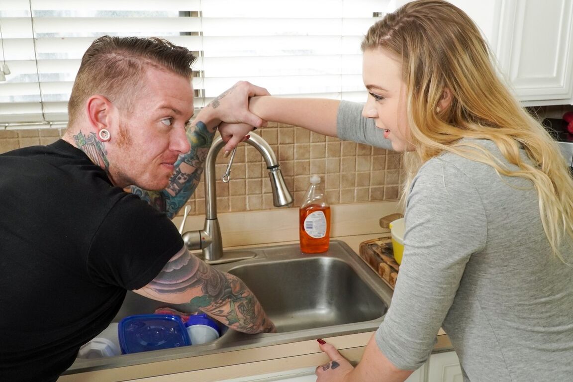 15P A bela adolescente Ashley Manson dá um boquete lambendo uma bola na cozinha