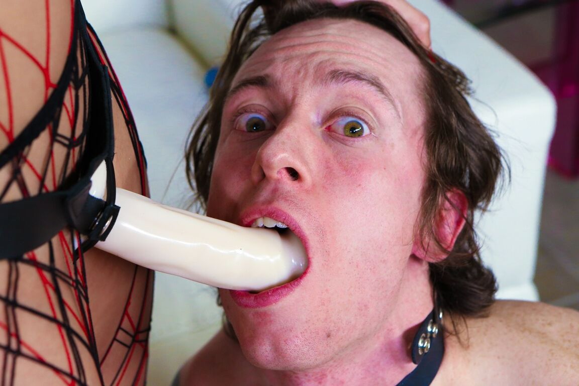 15P Mulher dominante Abella Danger enfiando o dedo e amarrando o cu do homem