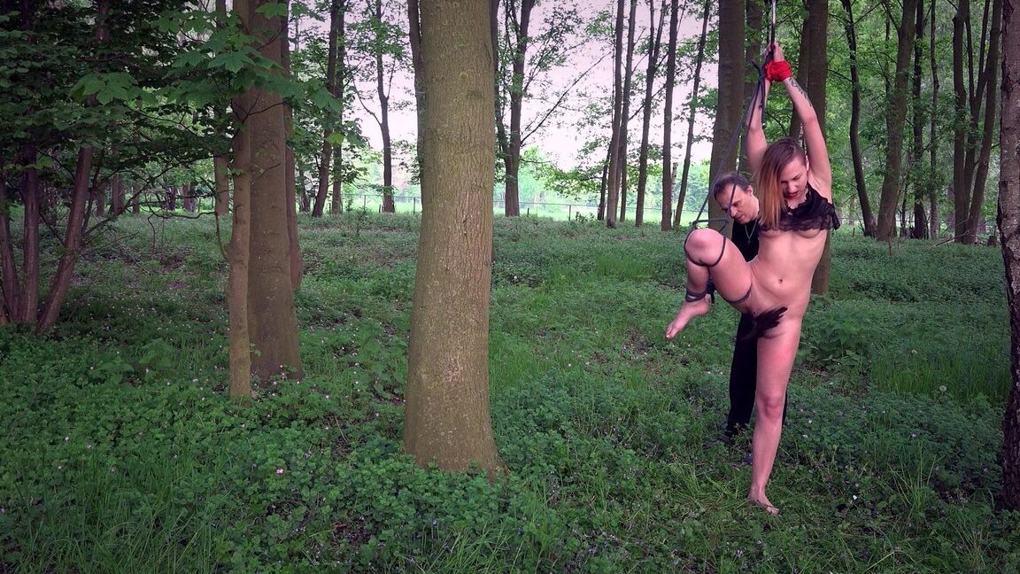 17P La sub femenina Christie Starr atada con una cuerda en el bosque para recibir dolorosos azotes