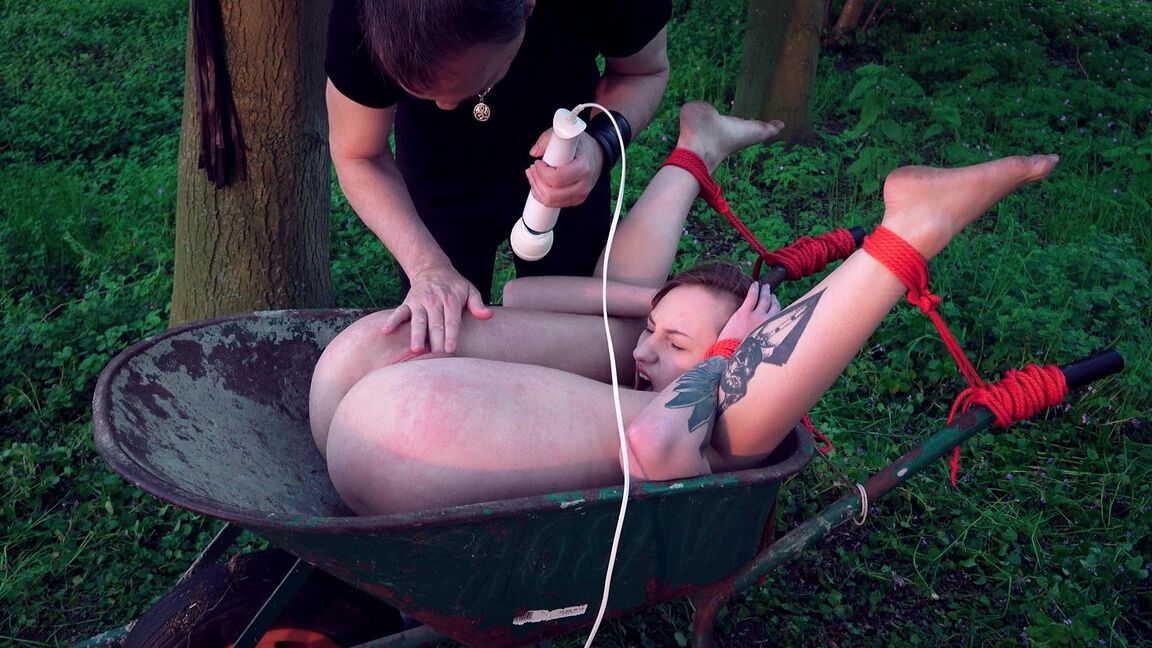 17P La sub femenina Christie Starr atada con una cuerda en el bosque para recibir dolorosos azotes