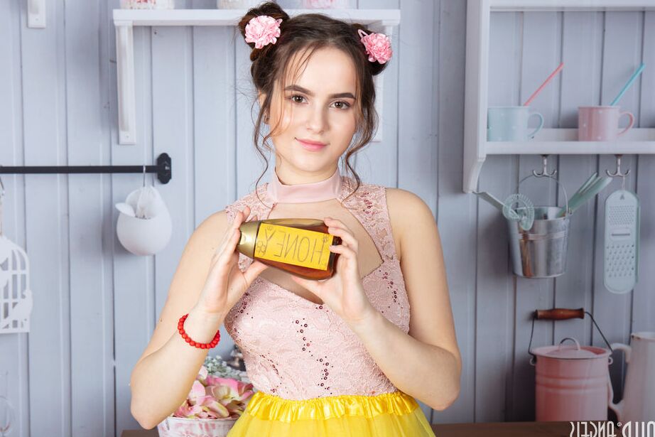 20P La adorable joven Wendy revela su cuerpazo sobre una sábana entre bolitas
