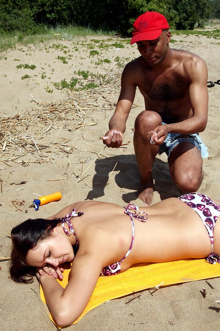 13P Une adolescente aux gros seins a des relations sexuelles avec un local pendant ses vacances sur une plage de sable
