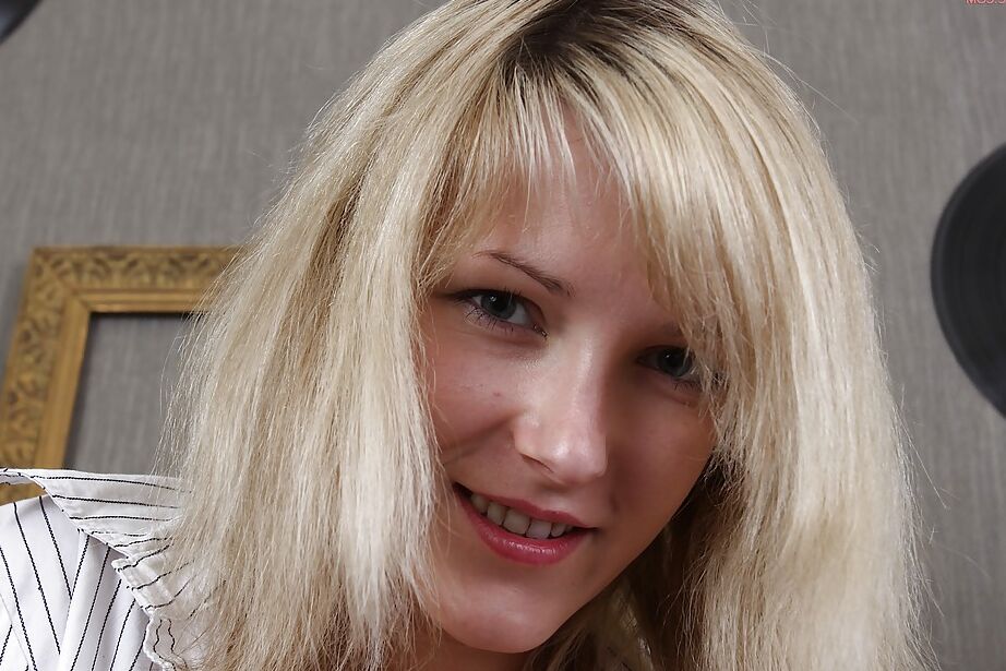 16P Das neugierige Teenie-Babe Olive spielt mit ihrer kleinen Möse und stößt sie mit den Fingern an