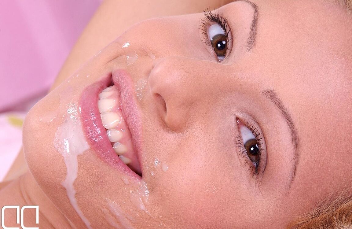 21P La sexy adolescente de tetas pequeñas Jacqueline Stones se come una polla mientras se frota la almeja