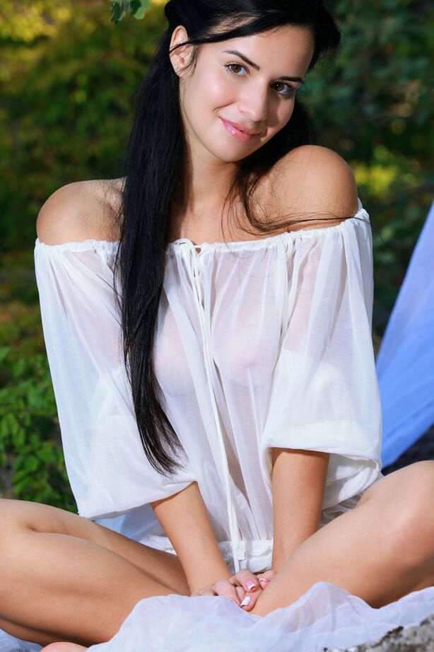 18P Attraktive schwarzhaarige Teenagerin Lola spreizt ihre langen sexy Beine