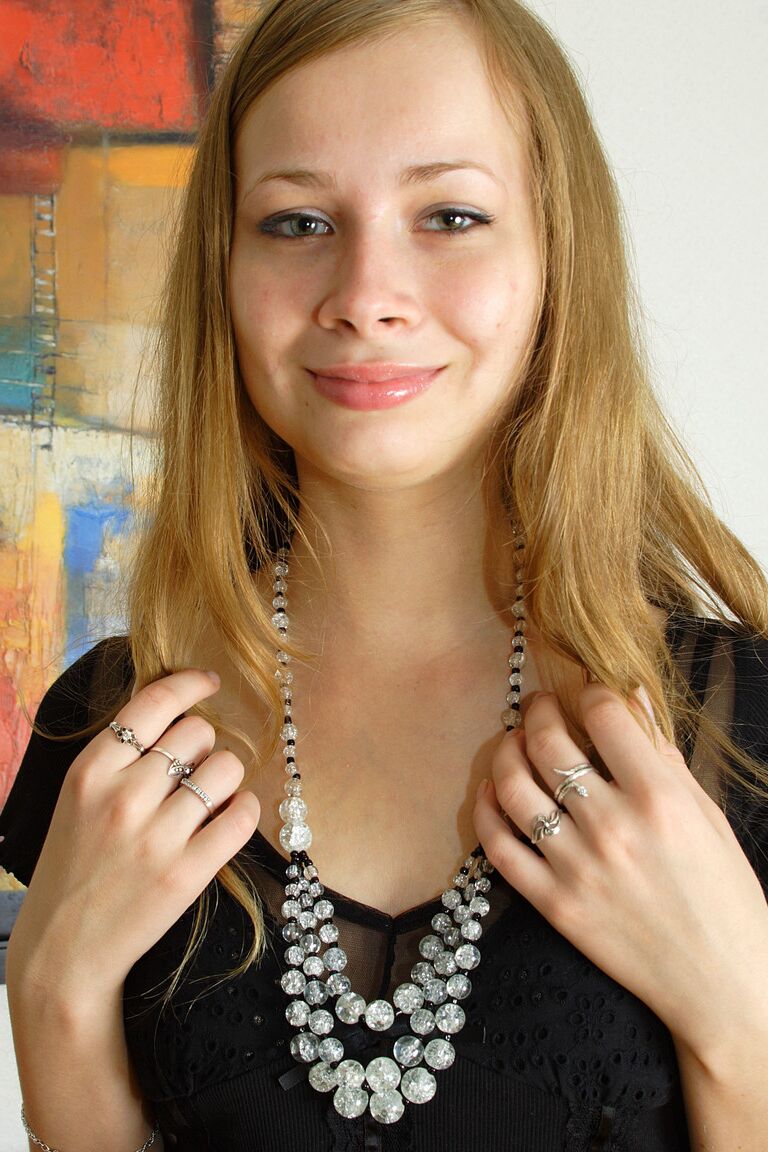 21P A adolescente de seios pequenos June enfia um grande vibrador preto em sua buceta rosa com tesão