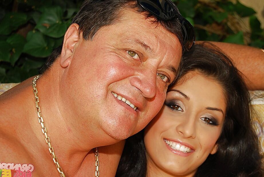 16P Fumar adolescente gostosa Izabella De Cruz é fodida por um velho ao ar livre