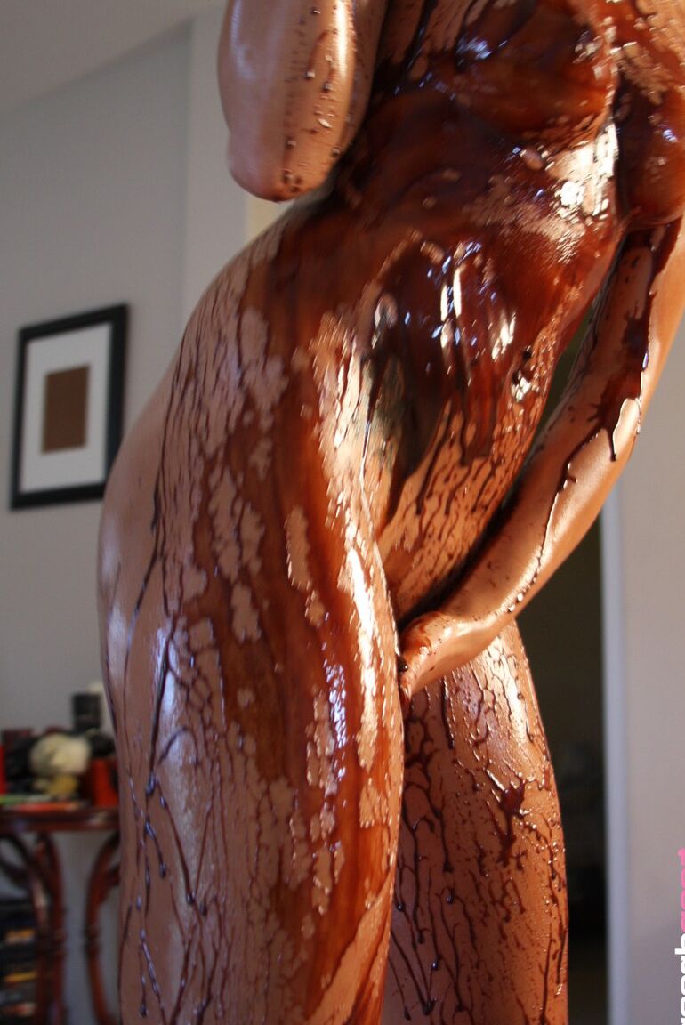 21P A doce adolescente Danica tira a roupa e fica bagunçada com uma cobertura de chocolate