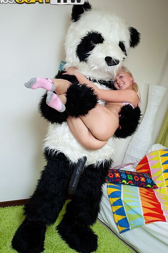 16P A jovem loira Amelie Pure é fodida por um Panda que ostenta um pau enorme