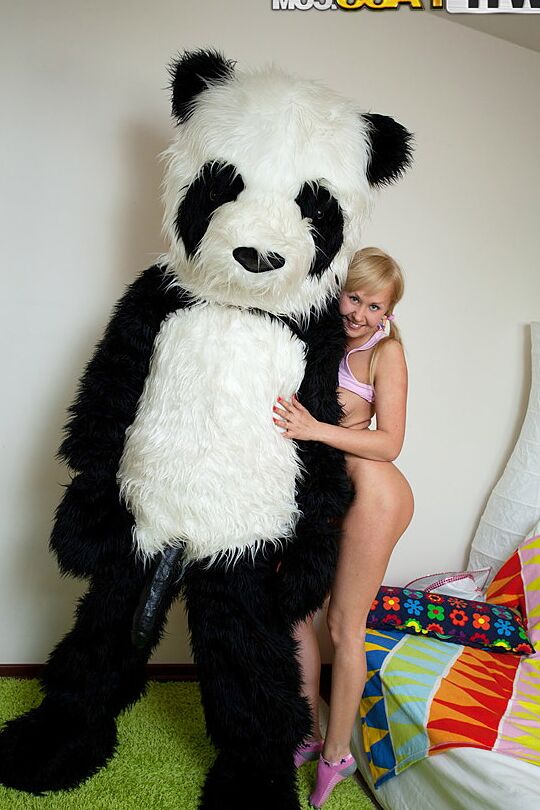16P A jovem loira Amelie Pure é fodida por um Panda que ostenta um pau enorme