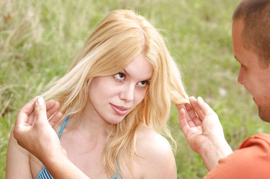16P Seductora jovencita de tetas pequeñas Kala follada duro al aire libre