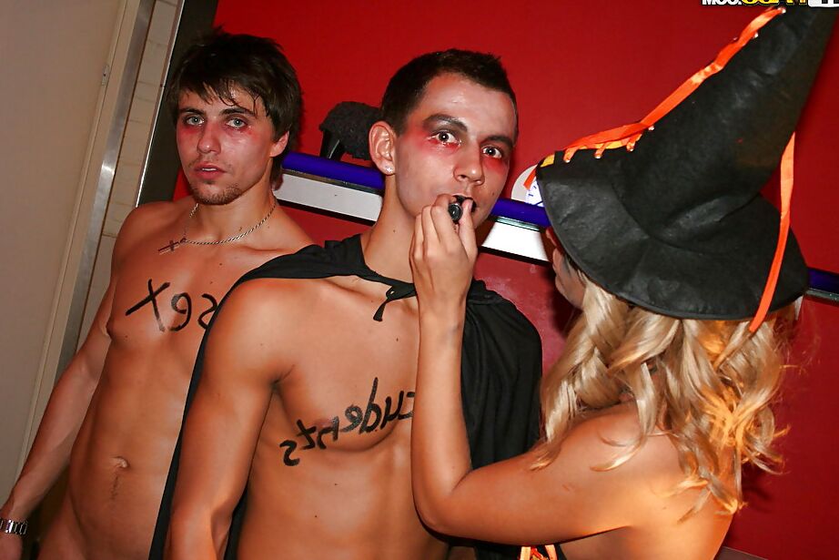 16P Estudantes Rammish desfrutam de uma orgia sexual selvagem na festa de Halloween