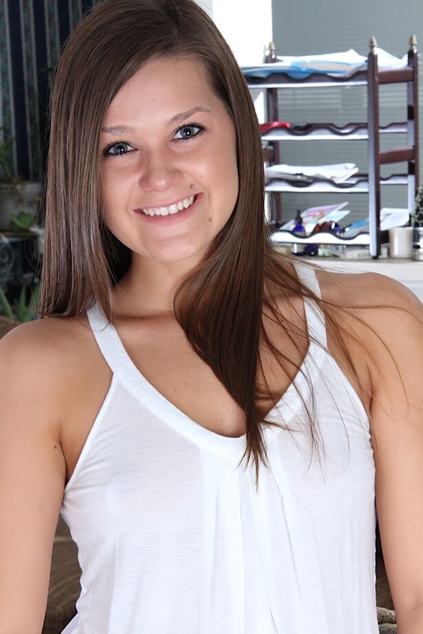 15P A linda adolescente Abby Rocks expõe seu clitóris enquanto abre a vagina com o dedo