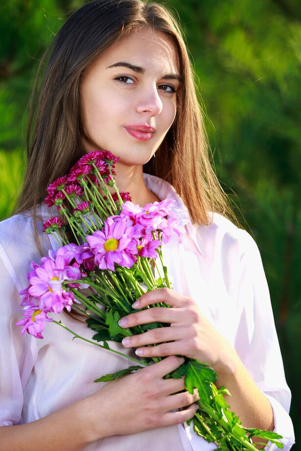 18P Beautiful teen Valencia gets totally naked on a blanket by trees in a field