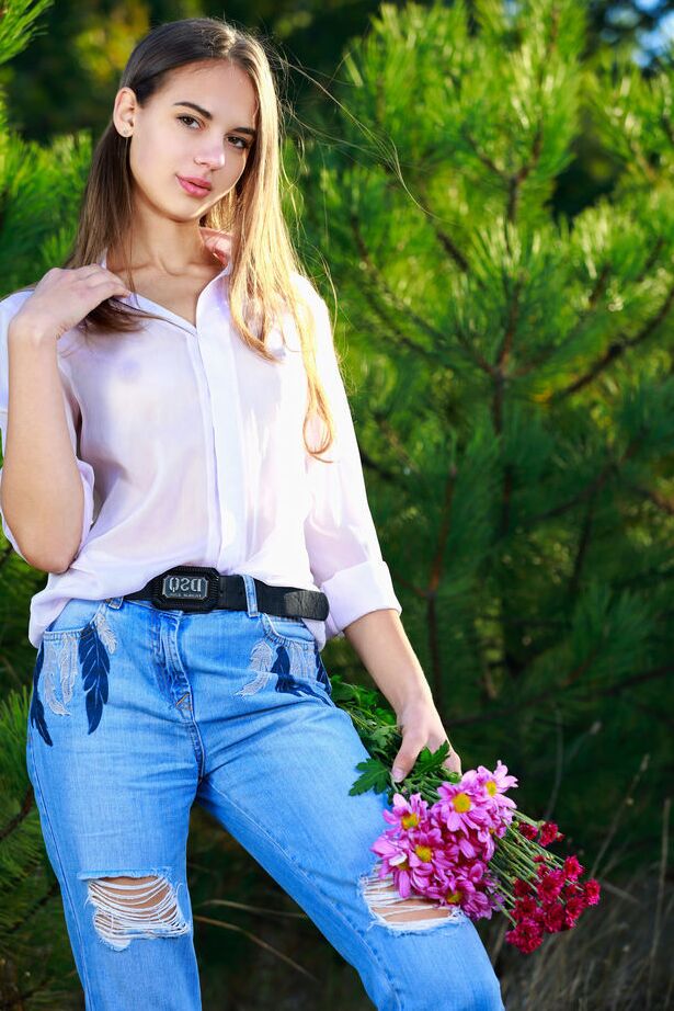 18P Beautiful teen Valencia gets totally naked on a blanket by trees in a field