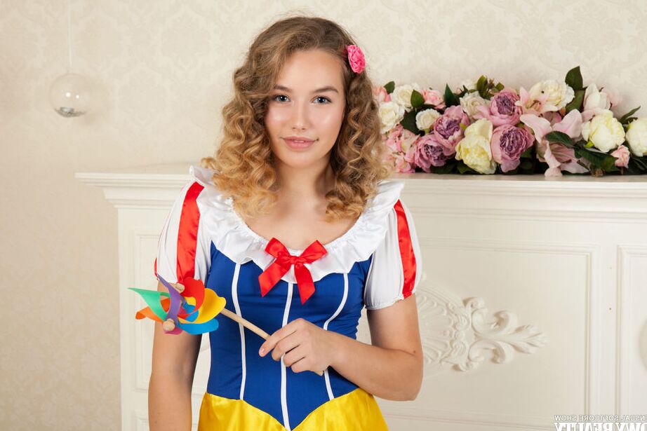 20P This juicy hottie enjoys being a sexy princess who does not slow down when it