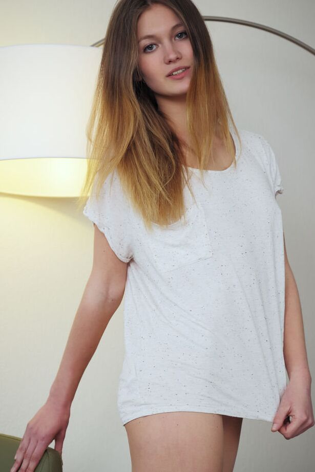 18P Beleza natural Solveig dispensa camiseta masculina para exibir seu corpo nu