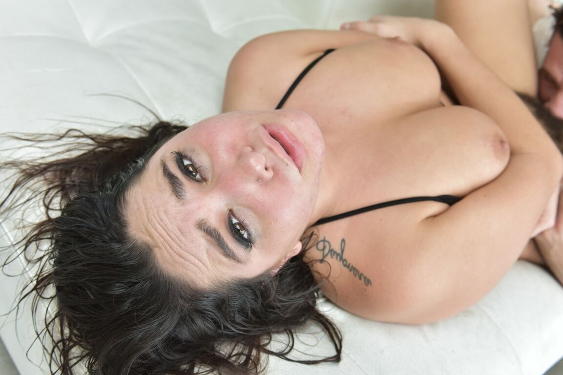 21P A estrela pornográfica de seios naturais Karlee Gray mostra suas excelentes habilidades de cavalgar no pau