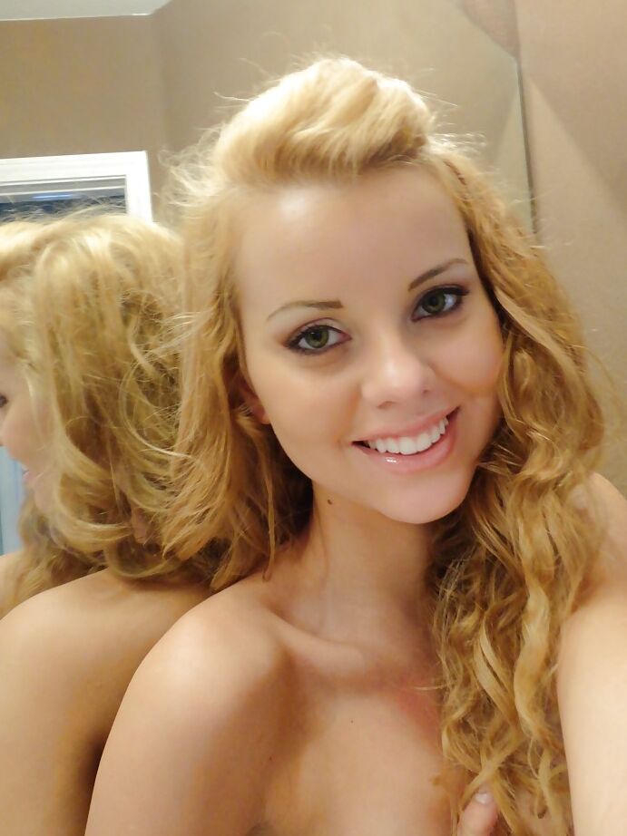 16P La caliente Jessie Rogers se quita la ropa y se imagina a sí misma