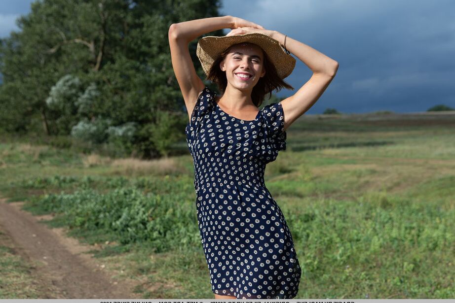 18P A adolescente magrinha Gracie tira vestido de bolinhas para modelar nua em um campo