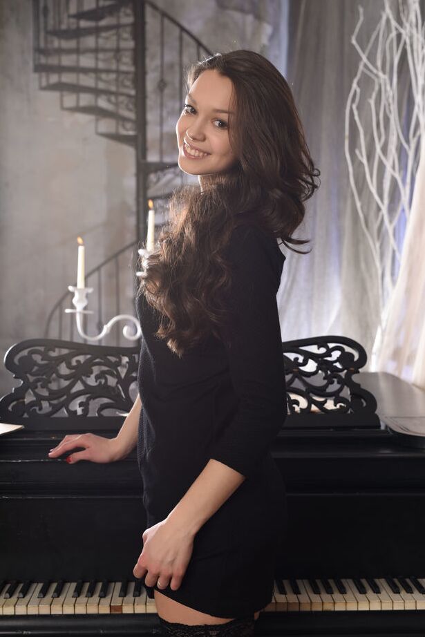 18P La dulce adolescente Starlet promociona su bonito culo después de desnudarse junto a un piano