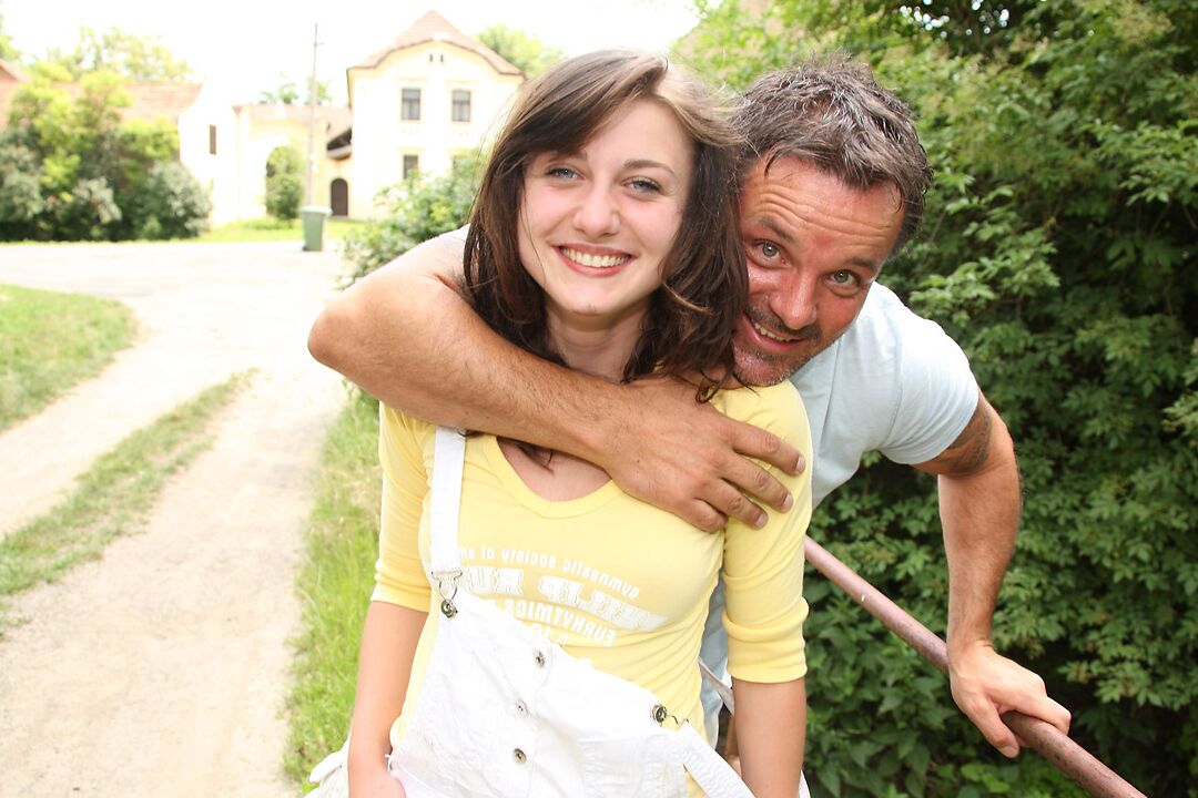 12P Smiley brune se fait baiser en plein air après s'être agenouillée pour faire une pipe à un mec plus âgé