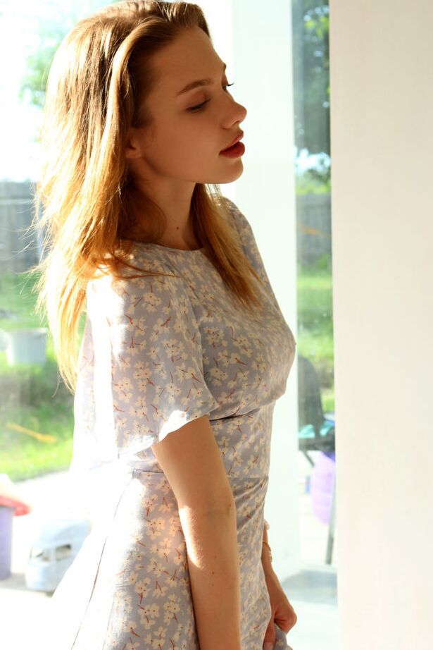 18P A linda adolescente Scarlet tira um vestido longo transparente para modelar nua