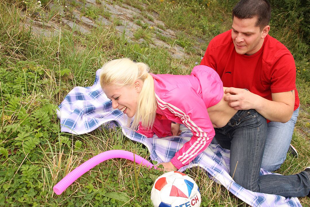 16P Joven rubia y su novio follan sobre una manta en plena naturaleza