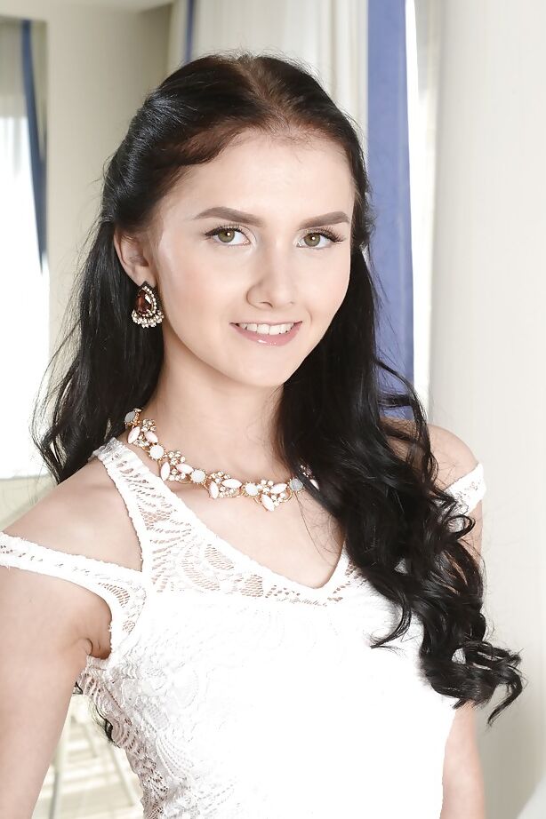 16P Linda adolescente morena Crystal Greenvelle cruzando as pernas depois de se despir