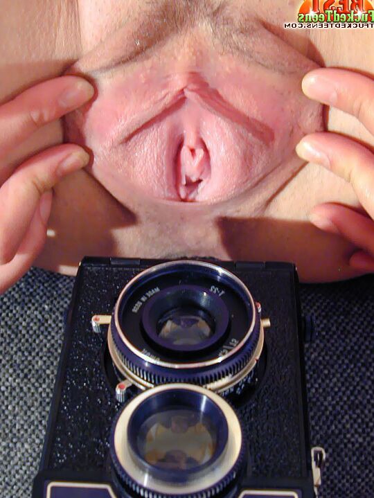 18P Chica joven se toma fotos de su vagina antes de masturbarse