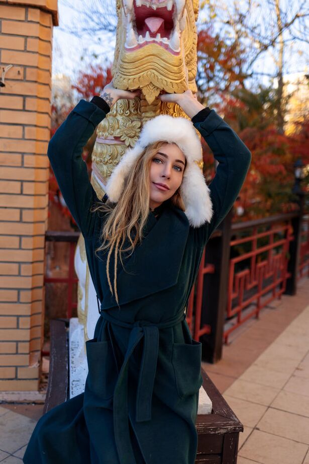 18P A linda adolescente Madelina faz ótimas poses enquanto tira o vestido