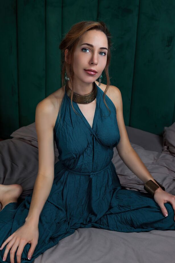 18P A linda adolescente Madelina faz ótimas poses enquanto tira o vestido