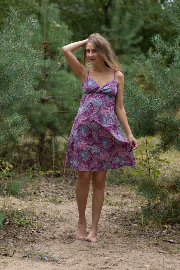 16P Lenta exhibe su belleza en el bosque como una flor silvestre