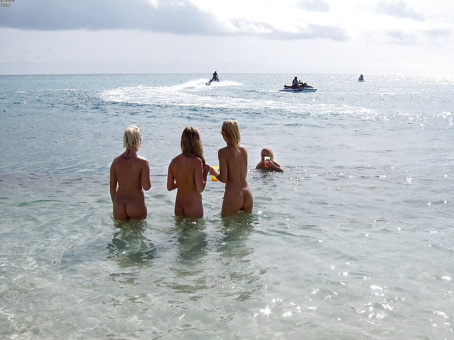 16P Des lesbiennes amateurs séduisantes enlèvent leur bikini et s'amusent en plein air