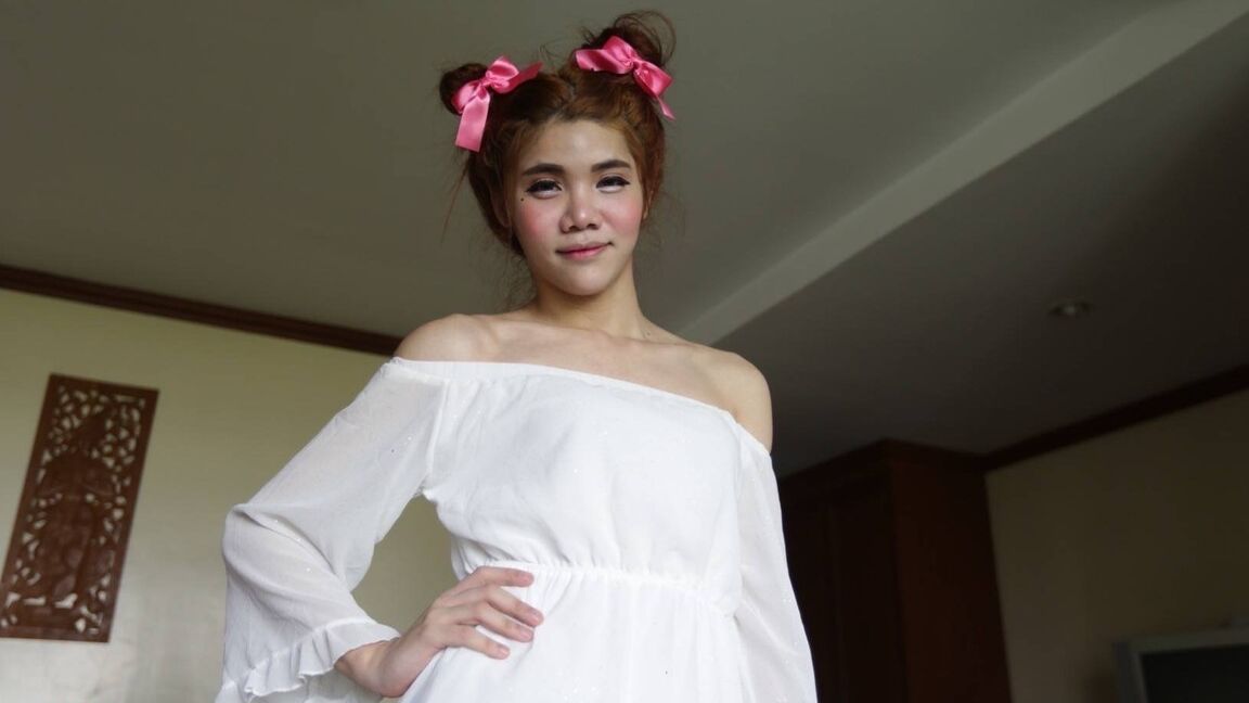 12P Transexual tailandesa cachonda de 18 años recibe striptease y mamada