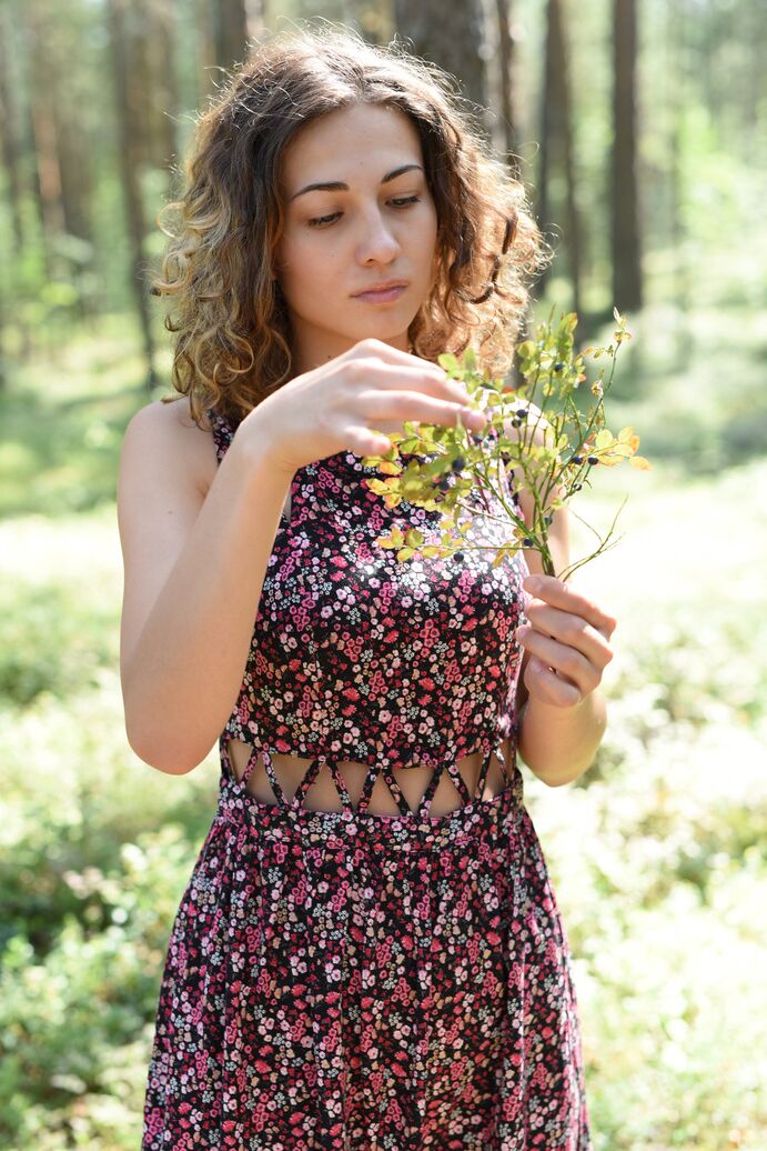 20P Hermosa adolescente encantadora se pone salvaje y desnuda en el bosque mostrando su sabroso cuerpo