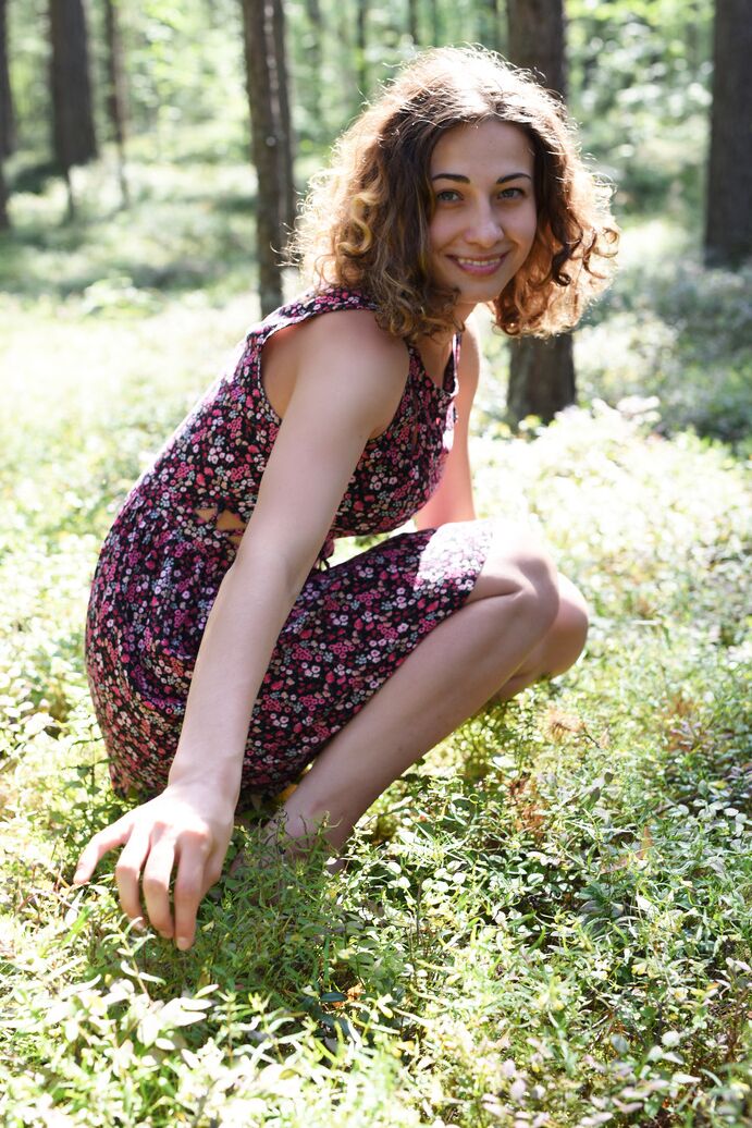 20P Hermosa adolescente encantadora se pone salvaje y desnuda en el bosque mostrando su sabroso cuerpo