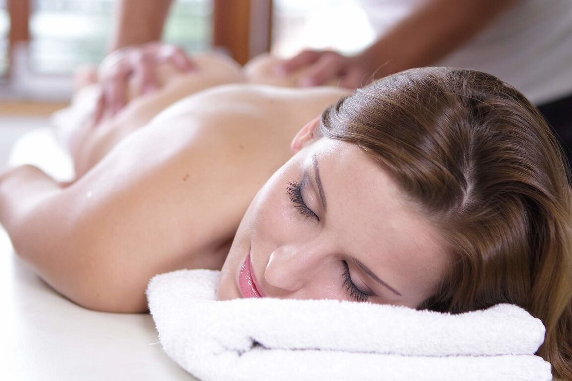 21P A adolescente morena Victoria Daniels fica com tesão durante uma massagem
