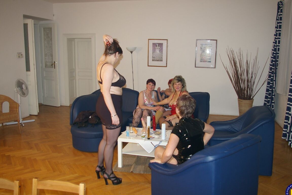 21P Cinq femmes amateurs aux gros seins se déshabillent et se baisent dans une orgie lesbienne intense