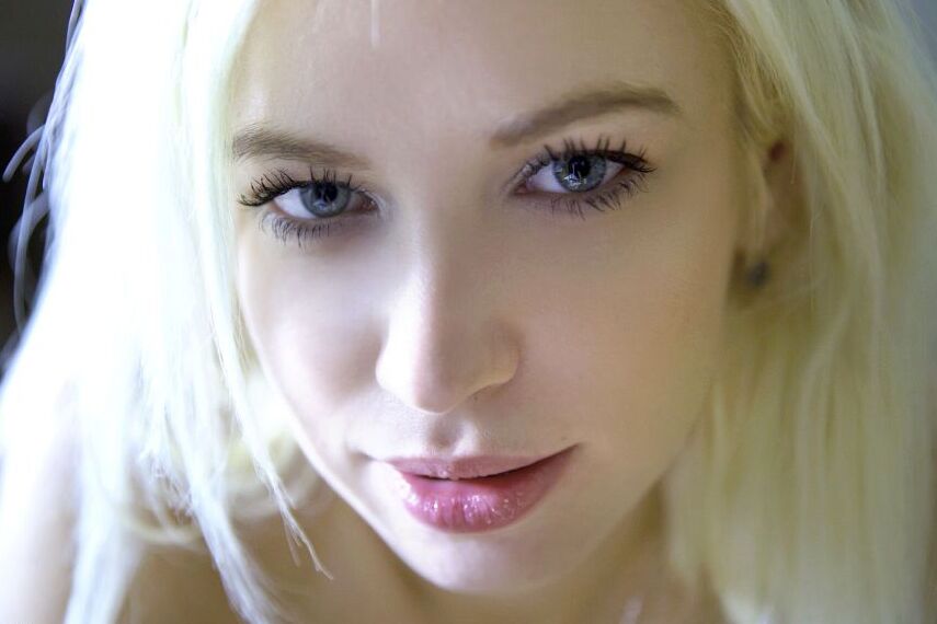 16P Joven rubia con tatuajes y ojos bonitos se folla a su super viejo Sugar Daddy
