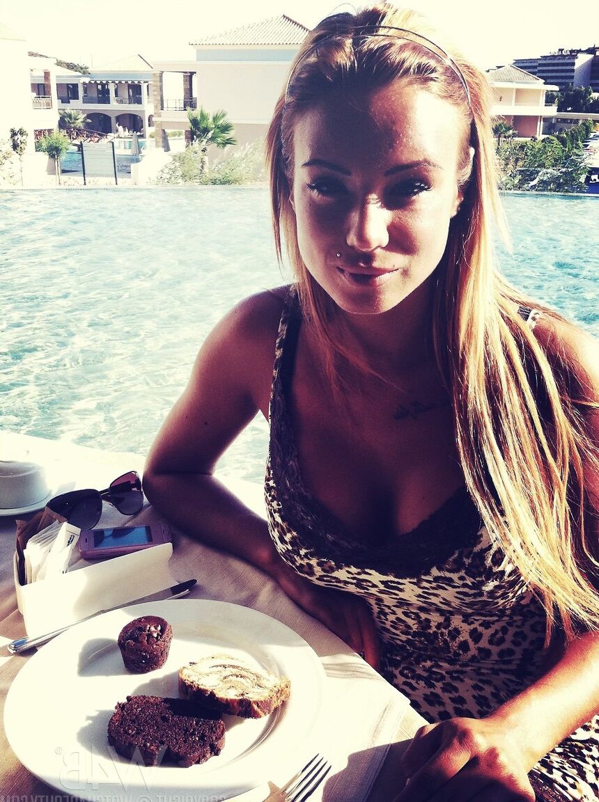 21P Der glamouröse tschechische Teenager Ashley Bulgari posiert verführerisch in einer Solo-Zusammenstellung
