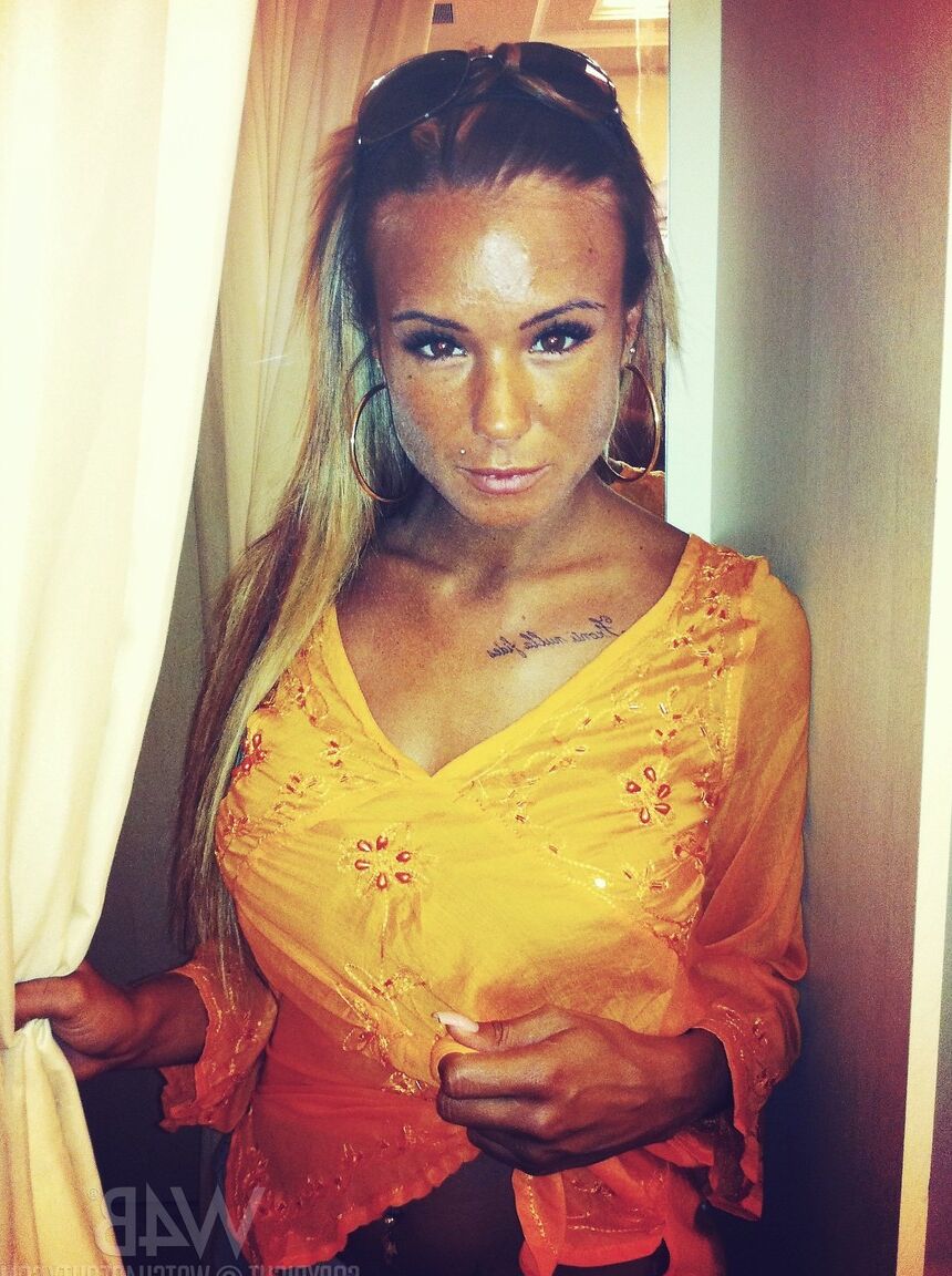 21P Der glamouröse tschechische Teenager Ashley Bulgari posiert verführerisch in einer Solo-Zusammenstellung