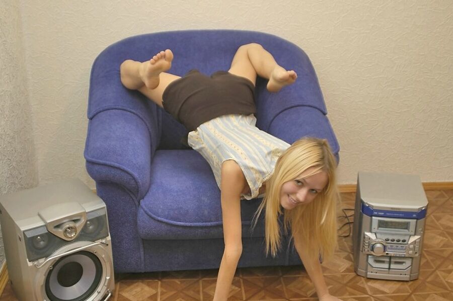 15P Junge Blondine reibt sich während ihrer ersten Nacktsession auf einem Stuhl die Muschi