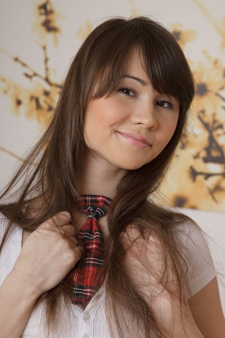 21P L'adorable écolière Aliya séduit et baise sa meilleure amie sur un canapé