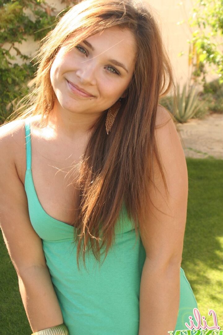 12P Sexy amadora Lili Jensen mostra calcinha fio dental quente no gramado