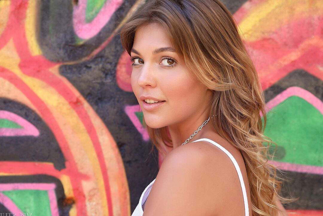 La modelo 12P Glamour descubre sus turgentes tetas durante una sesión en solitario al aire libre